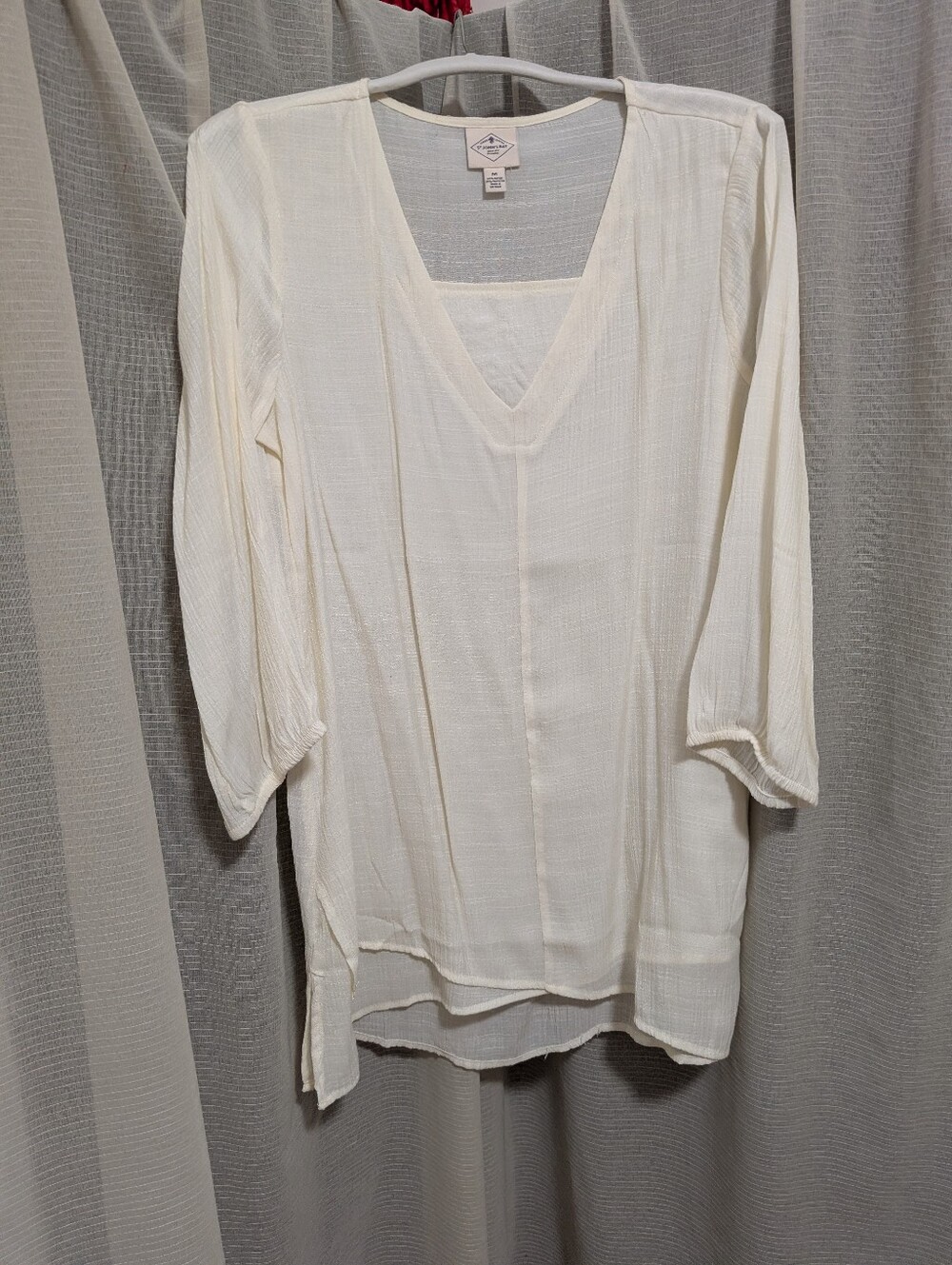 NWOT Women's Cream Long Tunic Blouse. Medium